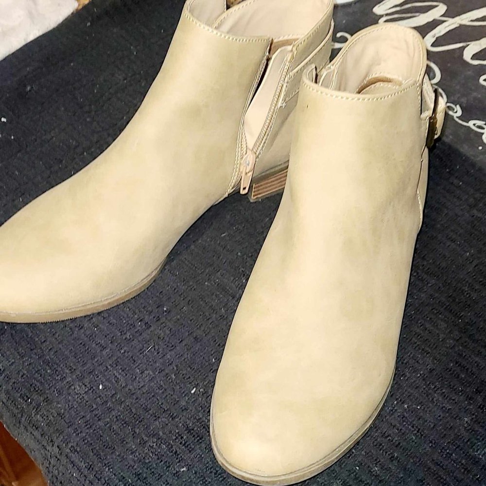 Ladies St. Johns Bay Light Tan Ankle Boots Sz 8